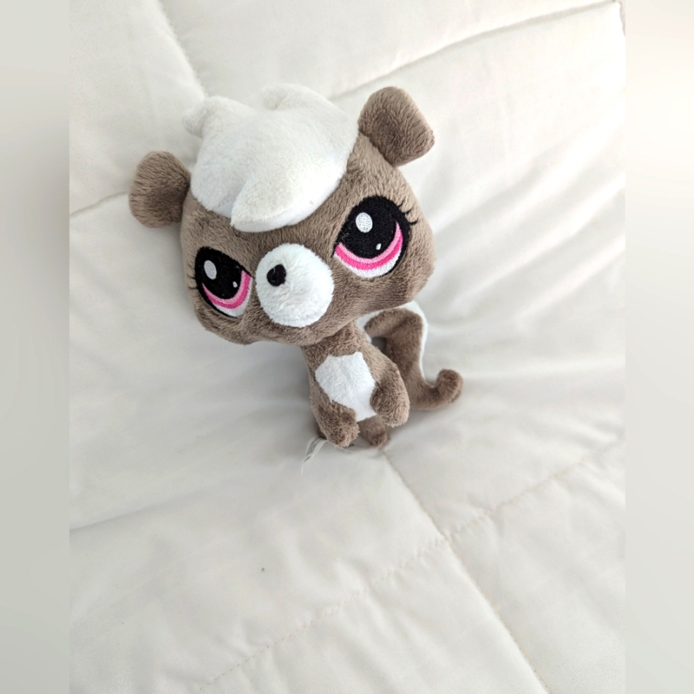 - Littlest Pet Shop . Pepper the skunk by Hasbro. 5 inch.  EUC.
